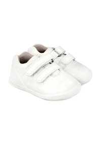 Par de zapatillas infantiles de cuero blanco con dos correas de Velcro y un interior suave y acolchado sobre un fondo blanco.