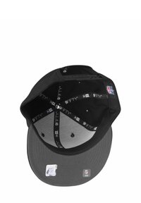 Casquette de baseball noire avec une visière grise. Présente un intérieur en tissu lisse et une fermeture à pression en plastique. Étiquette "9FIFTY" visible à l'intérieur.