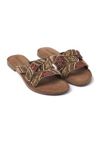 Beaded slide sandalen met een bruine suède voetbed. Gekruiste bandjes zijn voorzien van rode, gouden en bruine kralen in een patroonontwerp. Platte zool.