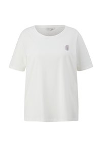 Camiseta de algodón blanca con mangas cortas y escote redondo, que presenta un pequeño diseño bordado en azul y amarillo en el pecho.