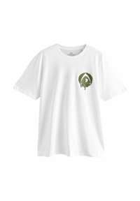 Hvid bomulds T-shirt med korte ærmer, der har et grønt logo med et dryppende design på venstre bryst. Klassisk rund hals stil.