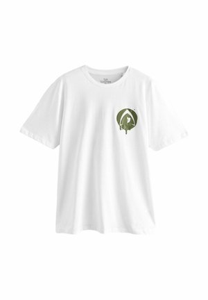 T-shirt en coton blanc à manches courtes, avec un logo vert au design dégoulinant sur la poitrine gauche. Style col rond classique.