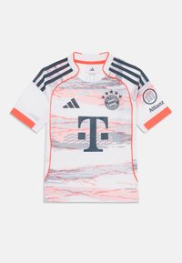 Maillot de football blanc avec des motifs abstraits gris et roses, manches courtes, col rond, trois bandes noires sur les épaules, emblème du FC Bayern et logos des sponsors.