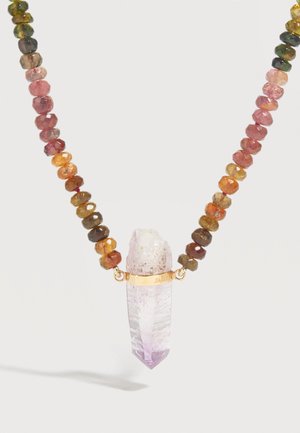 Halsketting met gefacetteerde meerkleurige kralen en een centrale heldere tot paarse ruwe kristalhanger, gehouden door een goudkleurige metalen sluiting.