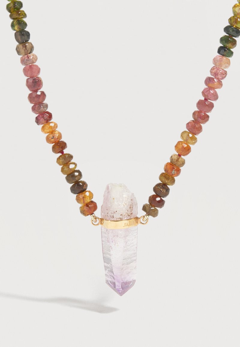 Κολιέ με πολύεδρα πολύχρωμα χάντρες και κεντρικό κρεμαστό από διάφανο έως μοβ ωμό κρύσταλλο, συγκρατημένο από κούμπωμα από μέταλλο σε χρυσαφί απόχρωση.