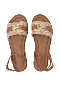 Braune flache Sandalen mit gewebten beigen Riemen, goldenen Hardware-Akzenten und Knöchelriemen. Glattes Lederfußbett mit strukturiertem Gummi-Außensohle.
