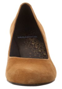 Hnědý semišový pump s špičatou špičkou, nízkým střihem vpředu a texturovanou vnitřní stélkou s detailním tiskem.