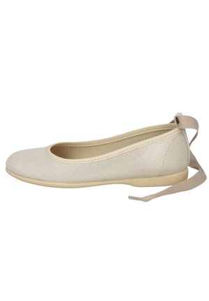 Zapato plano de ballet beige con punta redonda, suela baja y lazos de tela en el tobillo, mostrado de lado sobre un fondo blanco.