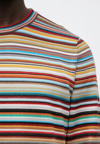 Maglione a righe multicolore con scollo rotondo. Righe rosse, blu, gialle, grigie e bianche. Tessuto lavorato a maglia testurizzato.