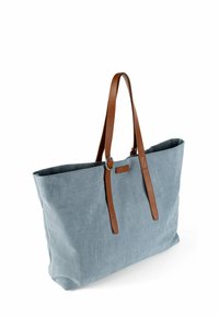 Platnena torba v svetlo modri barvi, ki ima dve rjavi usnjeni trakovi in pravokotno obliko s ploskim dnom ter šivanim podrobnostmi.