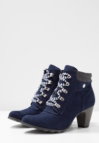 Blauwe suède enkellaarzen met een gestructureerde grijze boord, voorzien van een veterontwerp met gestreepte veters en metalen oogjes, en een blokhak.