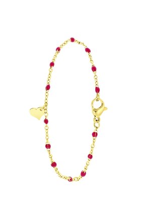 Gouden kettingarmband met kleine rode kralen gelijkmatig verdeeld en een hartvormige hanger dicht bij de sluiting.