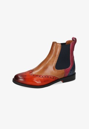 Botín Chelsea de cuero marrón con puntera naranja, detalles perforados, paneles laterales elásticos en azul marino y burdeos, y suela de goma negra.