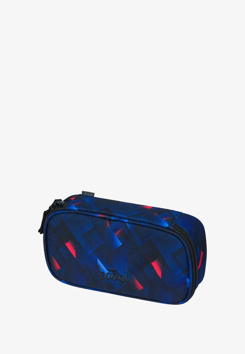 Niebieski piórnik z geometrycznym wzorem w odcieniach niebieskiego, czerwonego i czarnego. Wykonany z wytrzymałego materiału, z górnym zamkiem błyskawicznym.