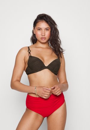 Top de bikini verde-azeitona com copas moldadas e costura decorativa, combinado com parte de baixo de fato de banho vermelha de cintura alta com detalhes de tecido franzido.