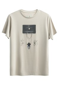 Korte mouwen beige katoenen t-shirt met een grafische print van een cassettebandje en figuren met vleugels, muzieknoten en snaren.