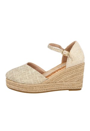 Alpargata de cuña beige con suela de plataforma tejida, puntera cerrada, correa en el tobillo y panel en el talón con textura tejida y hebilla dorada.