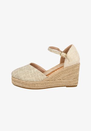 Alpargata de cuña beige con suela de plataforma tejida, puntera cerrada, correa en el tobillo y panel en el talón con textura tejida y hebilla dorada.