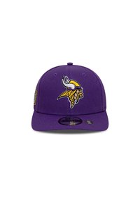 Lila Baseballkappe mit einem detaillierten Wikingerlogo in Gelb und Weiß, strukturiertem Design, flacher Krempe und verstellbarem Rücken.