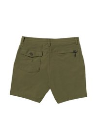 Pantalones cortos de color verde olivo fabricados en material ligero, con dos bolsillos traseros, uno de ellos con cremallera negra, y un corte limpio y a medida.