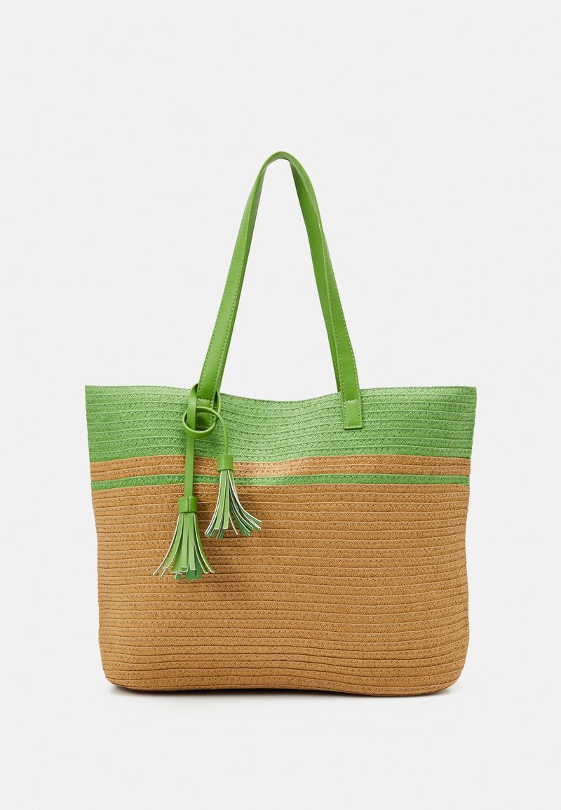 Bolso de tote tejido con rayas verdes y beige, que presenta una superficie texturizada, asas de cuero verde y borlas decorativas.