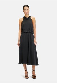 Czarna sukienka na halter z dopasowanym górnym części i swobodnie opadającą spódnicą w kształcie litery A. Wykonana z gładkiego materiału, z wcięciem w talii dla podkreślenia kształtu.