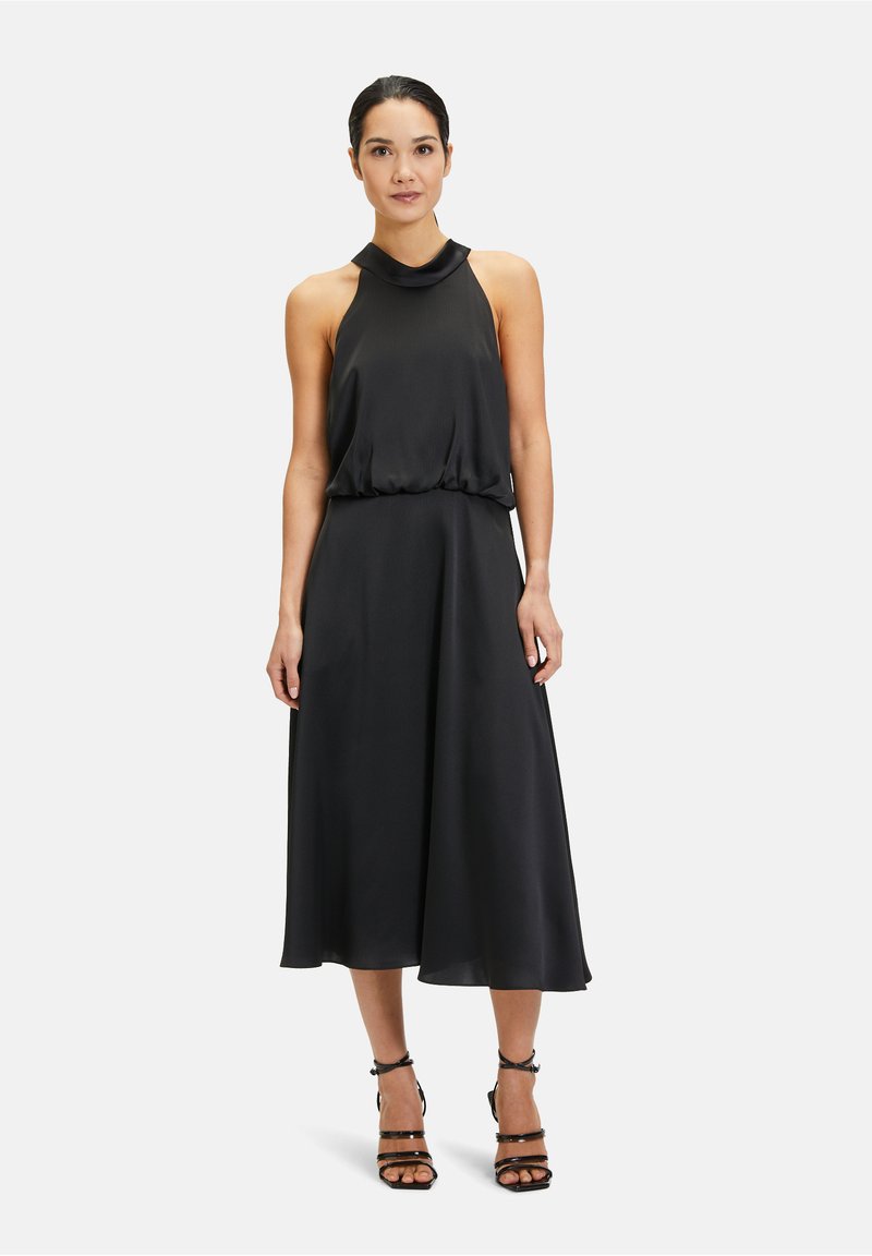 Czarna sukienka na halter z dopasowanym górnym części i swobodnie opadającą spódnicą w kształcie litery A. Wykonana z gładkiego materiału, z wcięciem w talii dla podkreślenia kształtu.