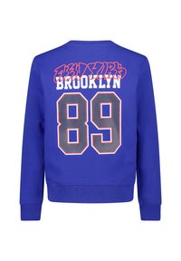 Felpa blu con la scritta "BROOKLYN" in bianco, in stile graffiti, sopra, e un grande "89" grigio contornato di rosso sul retro.