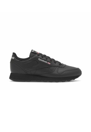 Sneaker nero Reebok a taglio basso con chiusura frontale con lacci, suola ammortizzata e logo marchiato con bandiera britannica sul lato e sulla linguetta.