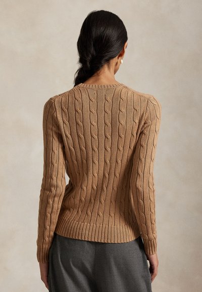 Kábelmintás pulóver bézs színben, hosszú ujjakkal és bordázott szegéllyel. Texturált, függőleges mintákkal és kerek nyakkivágással rendelkezik.