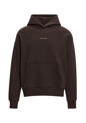 Brun hoodie lavet af blødt stof, med en kengurulomme, ribbede manchetter og et lille hvidt logo på brystet. Enkel, afslappet design.