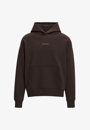 Brun hoodie lavet af blødt stof, med en kengurulomme, ribbede manchetter og et lille hvidt logo på brystet. Enkel, afslappet design.