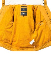 Giacca isolante gialla con morbido rivestimento in pile e numerose tasche interne. Presenta bottoni a pressione e un'etichetta sull'interno.