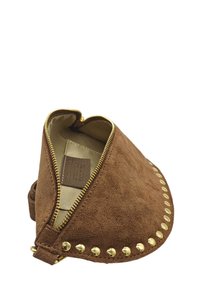 Pochette en suédine marron avec une forme courbée, fermeture éclair dorée et détails cloutés le long du bord. Surface texturée avec un intérieur doux.