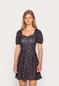 Vestido preto com mangas bufantes curtas, decote quadrado e corpete justo. Apresenta um padrão floral em tons de rosa e branco por todo o vestido.