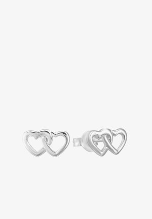 Boucles d'oreilles puces en argent avec deux formes de cœur ouvertes entrelacées sur fond blanc.