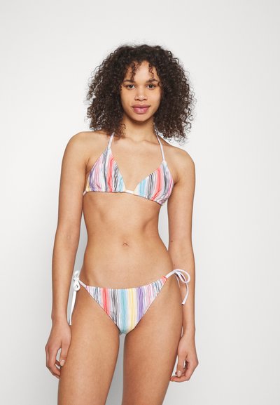 Top bikini triangolare e mutandine hipster in un motivo a strisce multicolore. Realizzato in tessuto liscio con dettagli a fiocco bianchi sul fondo.