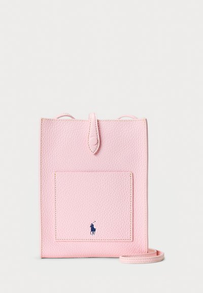 Borsa a tracolla rosa in pelle con un design strutturato, superficie texturizzata, tasca frontale e dettaglio del logo blu navy. Include una tracolla regolabile.