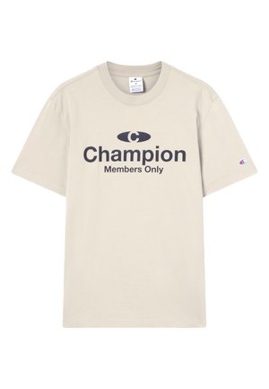 T-shirt beige senza maniche Champion con testo nero "Solo per membri Champion" e piccolo logo Champion sulla manica sinistra.