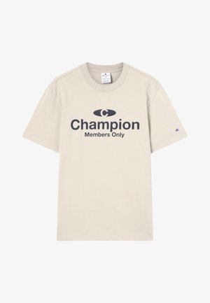 Beige T-shirt met korte mouwen van Champion met zwarte tekst "Champion Members Only" en klein Champion-logo op de linkermouw.