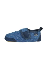 Blauwe viltpantoffel met een klittenband, gevoerde kraag, ronde neus, donkerblauwe accenten en een rubberen zool voor grip en comfort.