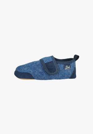 Chausson en feutre bleu avec sangle Velcro, col rembourré, bout arrondi, accents bleu foncé, et semelle en caoutchouc pour une bonne adhérence et un confort optimal.