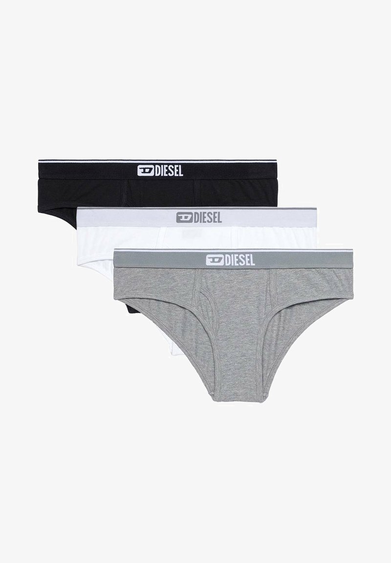 Três pares de boxers masculinos nas cores preto, branco e cinza. Cada um apresenta uma cintura elástica com marca em cores contrastantes e uma textura suave.