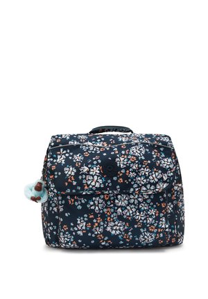 Ryggsäck med blommönster på marinblå bakgrund, prydd med vita och orange blommor, har ett handtag upptill, en klaffstängning och en nyckelringsberlock.