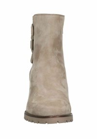 Beige Wildleder-Ankle-Boot mit einem leicht konischen Schaft, texturierter Oberfläche und einer robusten Gummisohle mit kleinem Profil für guten Halt.