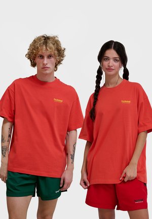 Hummel LOOSE BEES STADIUM - T-shirt imprimé - light red