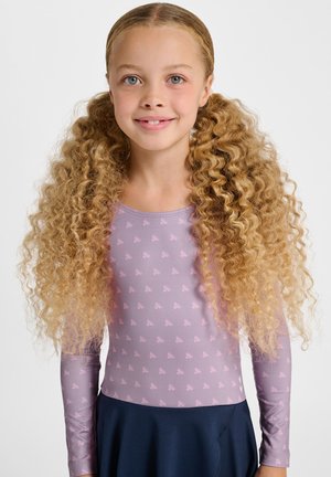 Lila top met lange mouwen en roze bloemenpatroon, gecombineerd met een vloeiende marineblauwe rok. Glad materiaal en een ontspannen pasvorm.