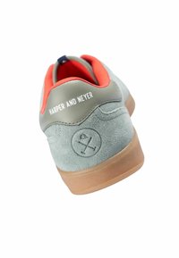 Męskie sneakersy wykonane z szarego zamszu z pomarańczowymi akcentami i gumową podeszwą. Branding "HARPER AND NEYER" na pięcie. Detale w kształcie kół i krzyżyków.