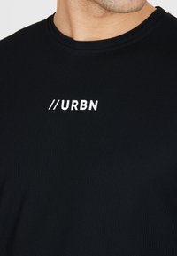 Endurance Långärmad tröja - black