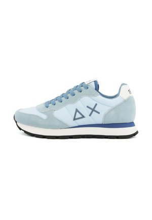 Sneaker azzurro chiaro e bianco con accenti in suede, lacci blu e simboli geometrici a triangolo e croce sul lato.